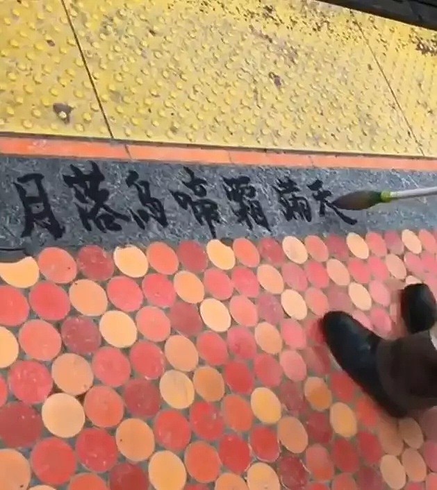 中国大爷在地铁口每天用刷子做这事，瞬间刷爆网络！（视频/组图） - 7