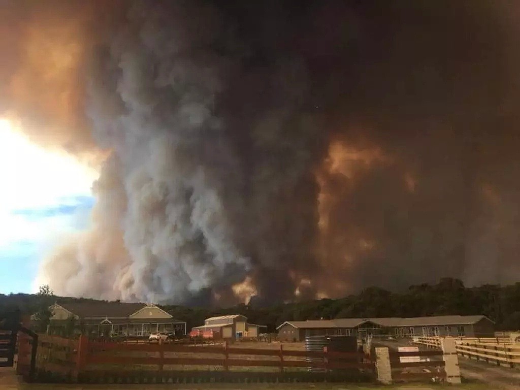 维州挺住！大规模山火持续蔓延，2000多名消防员出动、居民紧急撤离、高速封路、学校停课... - 17