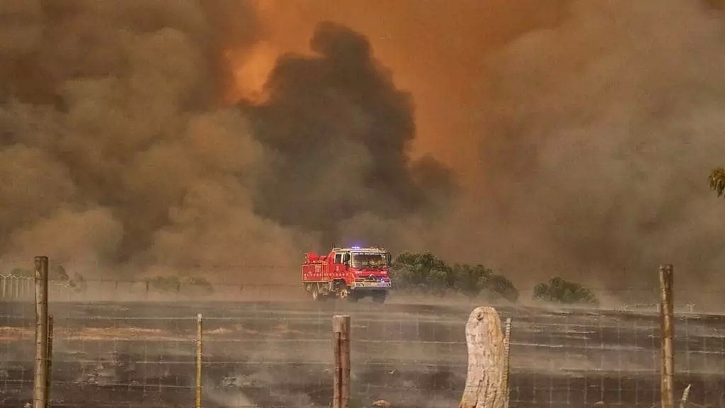 维州挺住！大规模山火持续蔓延，2000多名消防员出动、居民紧急撤离、高速封路、学校停课... - 38