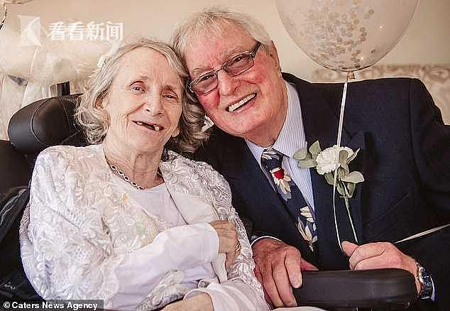男子连续43年求婚被拒，女方72岁求嫁，双方坐轮椅完婚