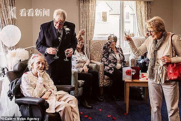 男子连续43年求婚被拒，女方72岁求嫁，双方坐轮椅完婚