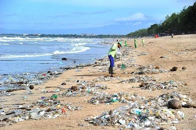 惨不忍睹！巴厘岛被垃圾包围，曾经的度假天堂，如今竟成这副模样