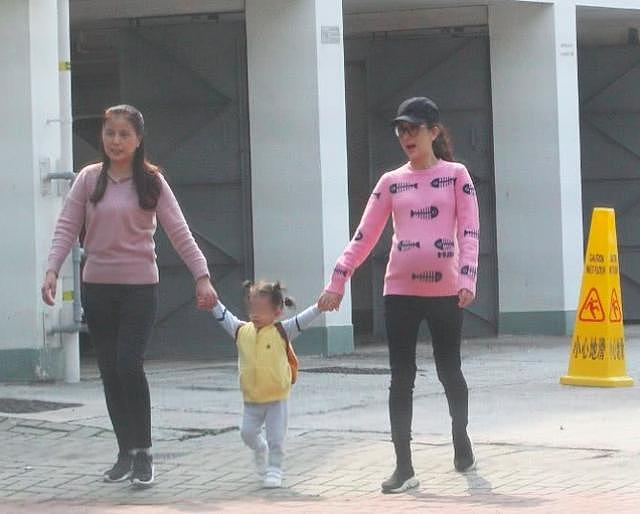 方媛和妈妈带女儿散步，小女儿扎冲天辫超萌，大手拉小手画面温馨