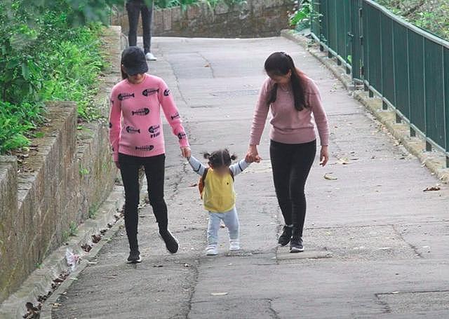 方媛和妈妈带女儿散步，小女儿扎冲天辫超萌，大手拉小手画面温馨