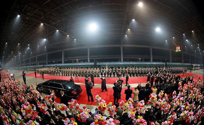 金正恩5日凌晨抵达平壤火车站时，现场仍有盛大欢迎仪式。 图╱Getty Images
