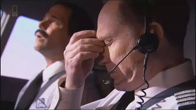 飞往堪培拉的客机高空疯狂下坠！Qantas机长这波操作救了所有人！乘客：“今早，捡回一条命！” - 37