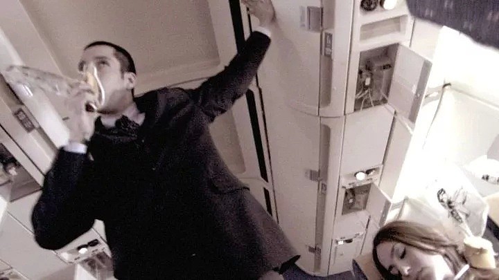 飞往堪培拉的客机高空疯狂下坠！Qantas机长这波操作救了所有人！乘客：“今早，捡回一条命！” - 55