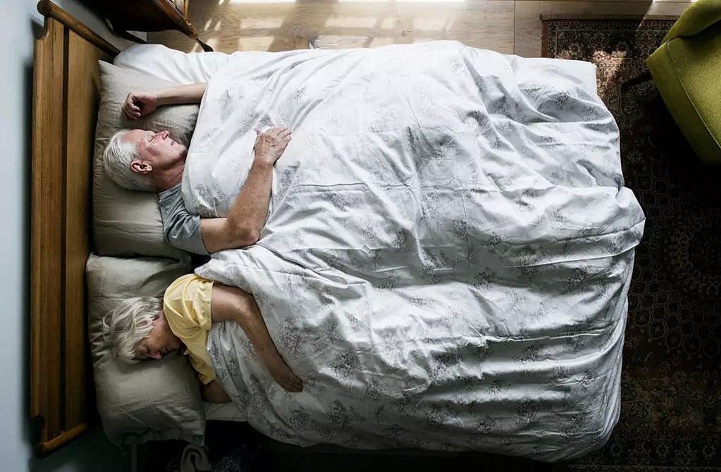 这两种“睡姿”对老人很危险 千万别让爸妈这样睡（图） - 2