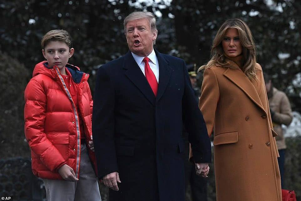 特朗普总统、梅拉尼娅和儿子巴伦在白宫草坪散步