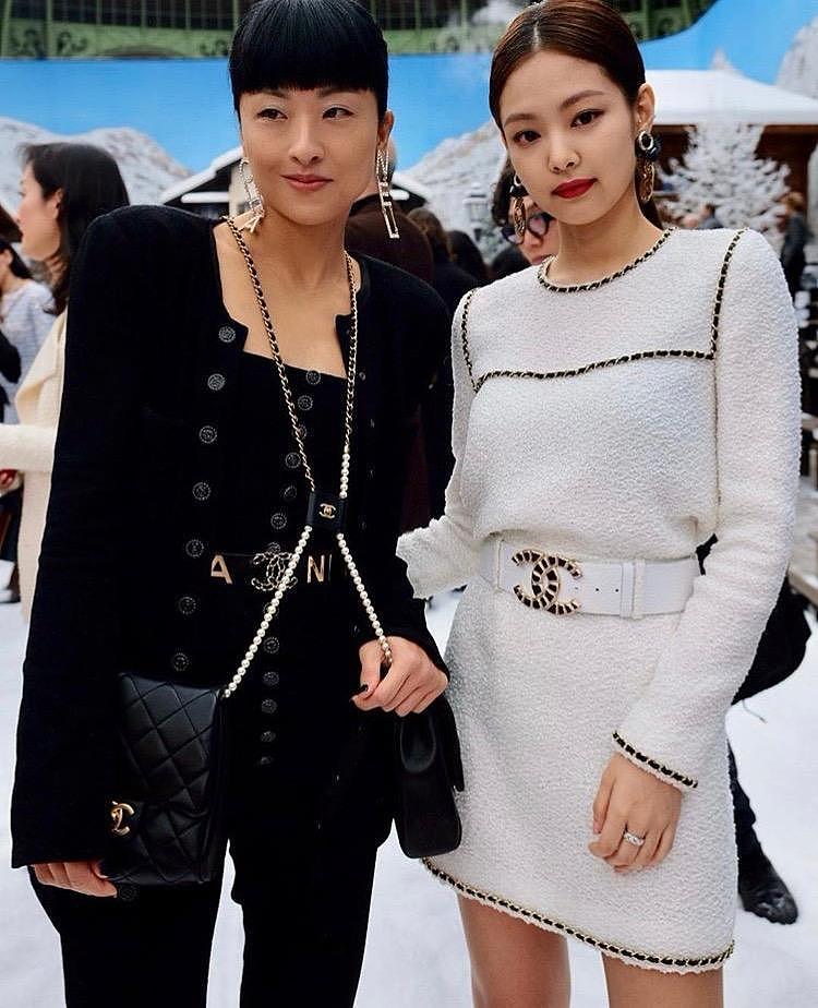 陈奕迅老婆与韩国女神合照，背两个奢侈品包，被批像售票员（组图）  - 1