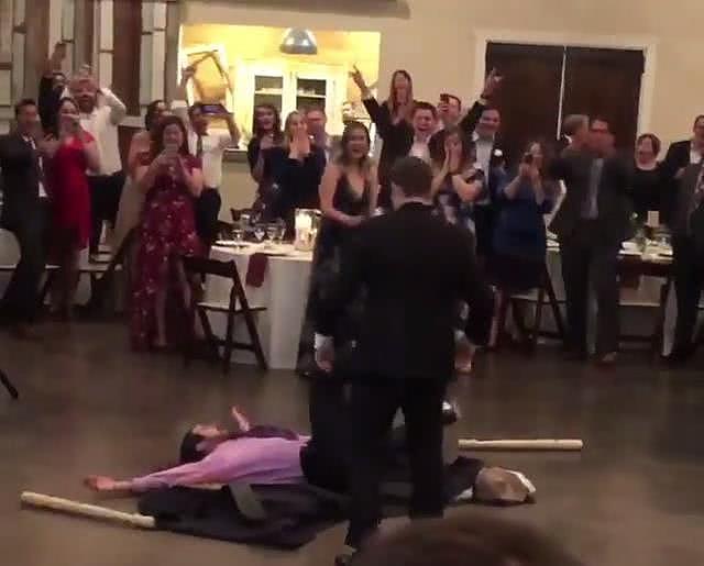 前男友现身婚礼砸场子，被新郎单手掐脖砸烂桌子（视频/组图） - 5