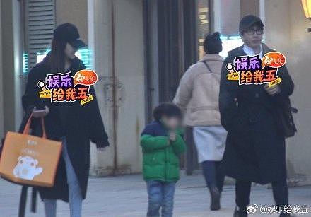 42岁刘谦与妻子儿子现身街头，4岁儿子跟刘谦一模一样！（组图） - 1