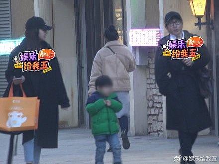 42岁刘谦与妻子儿子现身街头，4岁儿子跟刘谦一模一样！（组图） - 2