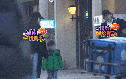 42岁刘谦与妻子儿子现身街头，4岁儿子跟刘谦一模一样！（组图） - 3