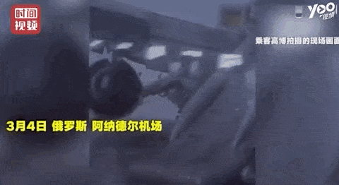 飞机随时爆炸！惊魂时刻，中国乘客却疯了般拿行李，录视频！空姐一句怒吼，机长冒着生命危险巡视... - 13