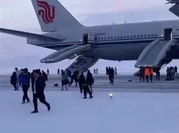 飞机随时爆炸！惊魂时刻，中国乘客却疯了般拿行李，录视频！空姐一句怒吼，机长冒着生命危险巡视... - 18