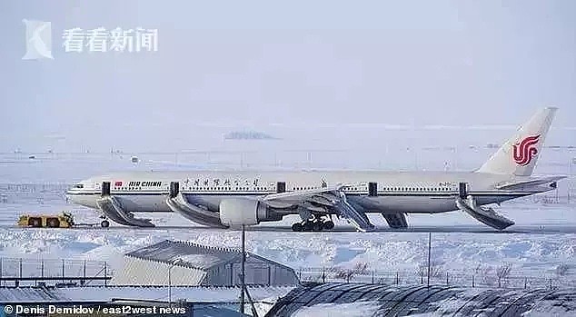 飞机随时爆炸！惊魂时刻，中国乘客却疯了般拿行李，录视频！空姐一句怒吼，机长冒着生命危险巡视... - 30