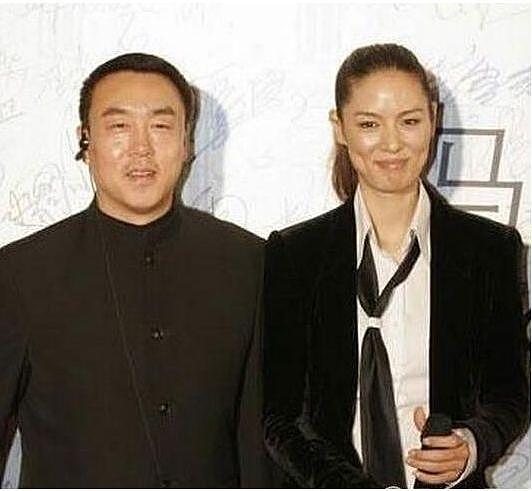 曾是中国第一美女，27岁嫁导演被抛弃，带女儿卖菜身价上亿