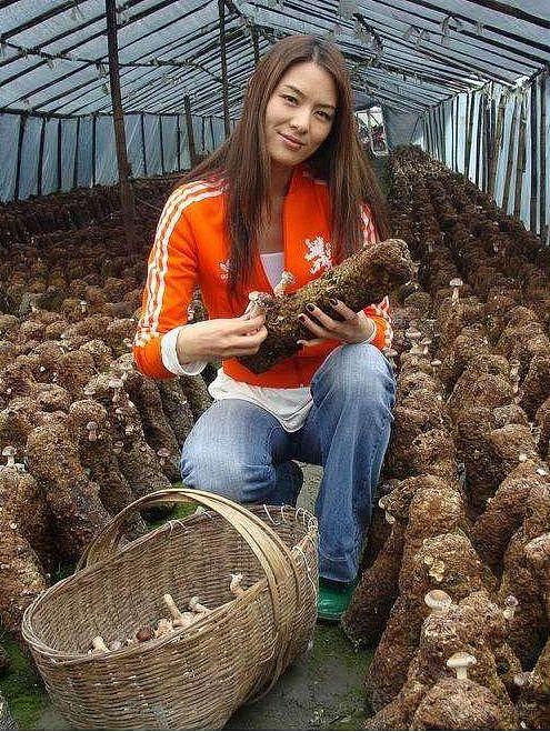 曾是中国第一美女，27岁嫁导演被抛弃，带女儿卖菜身价上亿