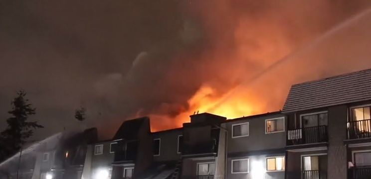 惨烈! 大温深夜突发大火，公寓瞬间被吞噬 1人死亡数十人无家可归（视频/组图） - 1