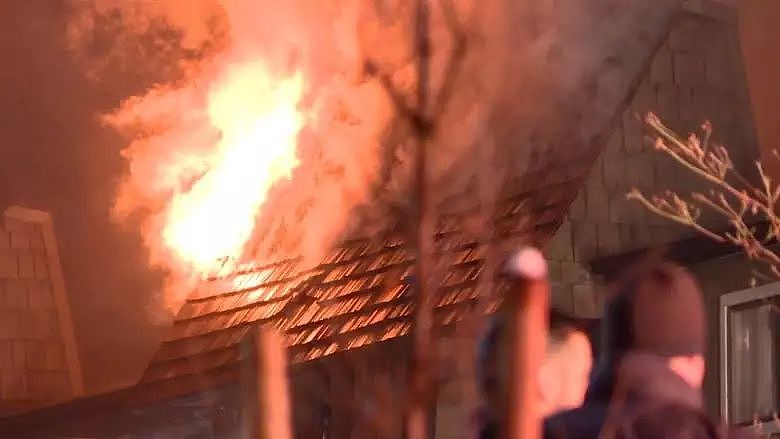 惨烈! 大温深夜突发大火，公寓瞬间被吞噬 1人死亡数十人无家可归（视频/组图） - 3