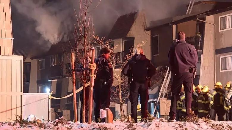 惨烈! 大温深夜突发大火，公寓瞬间被吞噬 1人死亡数十人无家可归（视频/组图） - 7