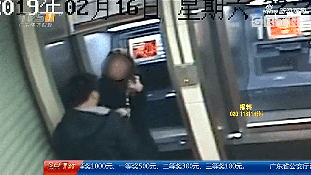 男子ATM机前持刀抢劫 看完女子余额冷笑离开…（视频/图） - 1