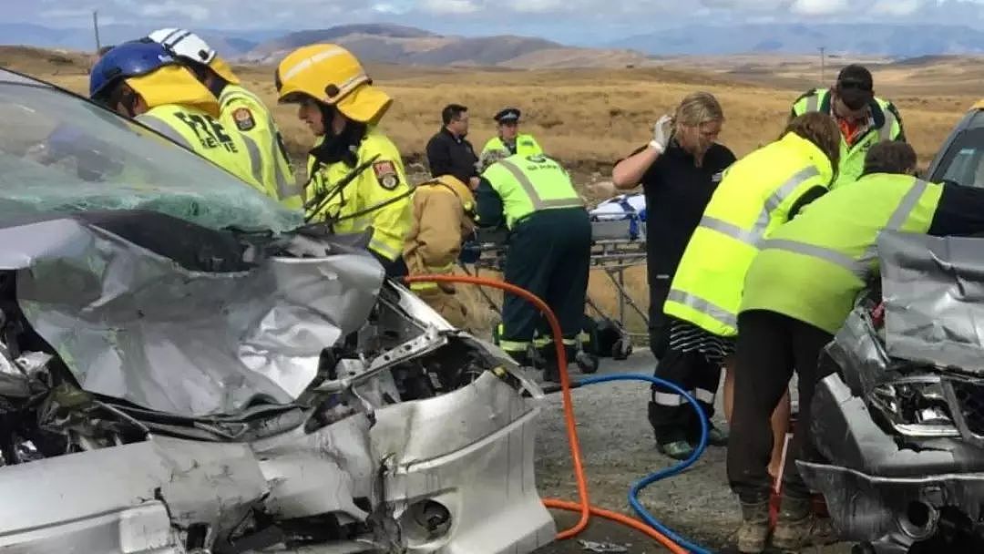 突发！新西兰南岛两车迎面相撞致3死5伤 ！目击者称：是自驾游客…（组图） - 1
