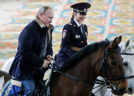 普京妇女节前参观俄骑警团 与女警一同骑马慢跑