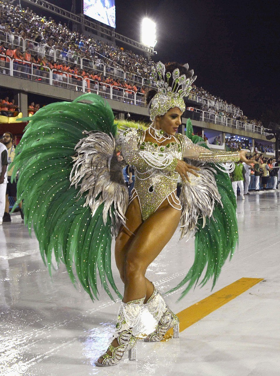 巴西狂欢节舞女奔放不羁，网友：吃不消，她们排量太大了！（组图） - 2