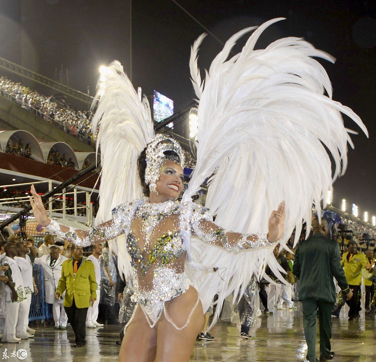 巴西狂欢节舞女奔放不羁，网友：吃不消，她们排量太大了！（组图） - 3