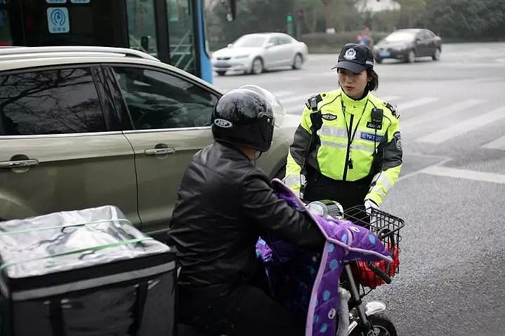 “最美女骑警”刷爆朋友圈 驾驭600斤摩托车（组图） - 6