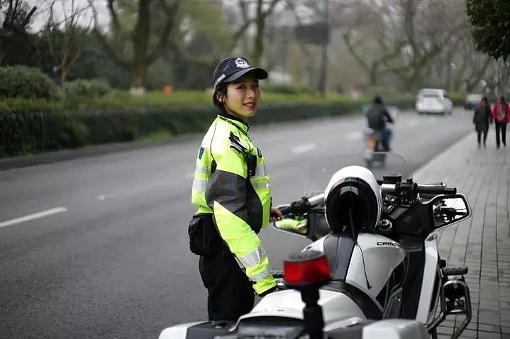 “最美女骑警”刷爆朋友圈 驾驭600斤摩托车（组图） - 9