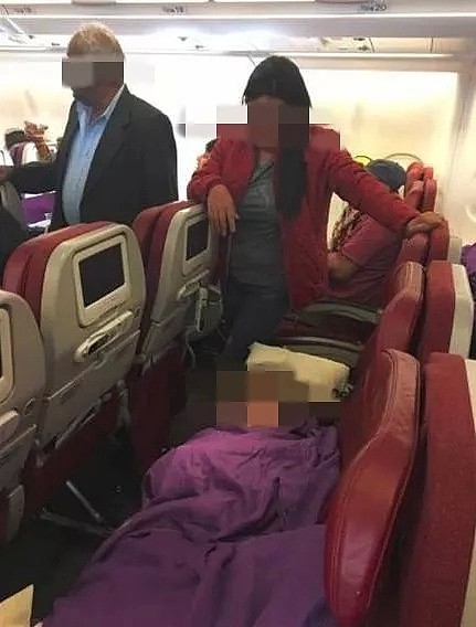 华裔中医针灸师飞行途中急救乘客 却被白人空姐冷眼相待！太伤人！（组图） - 1
