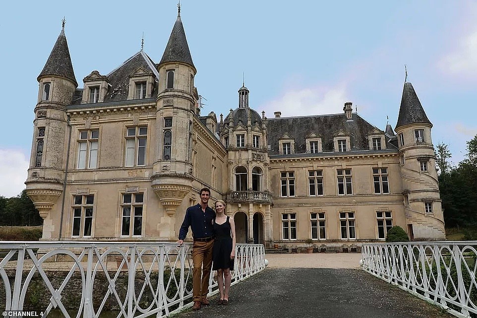 小情侣花几百万在法国买了个城堡 翻修后...（组图） - 2