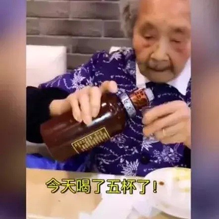 史上最强老奶奶! 98岁牛油火锅配冰可乐, 顿顿要喝酒, 颠覆了网友的三观！（组图） - 7