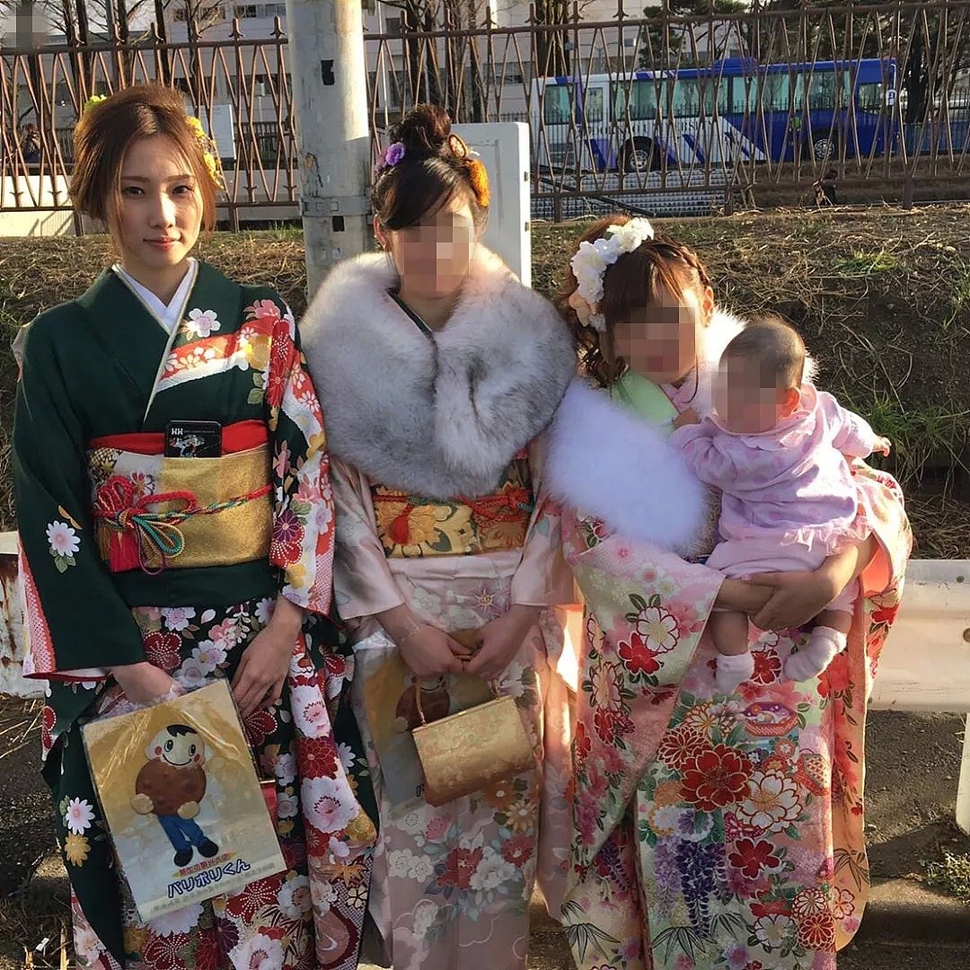 日本22岁美女妈妈烫伤3岁女儿，竟给孩子裹一层保鲜膜就去赌博了… - 4