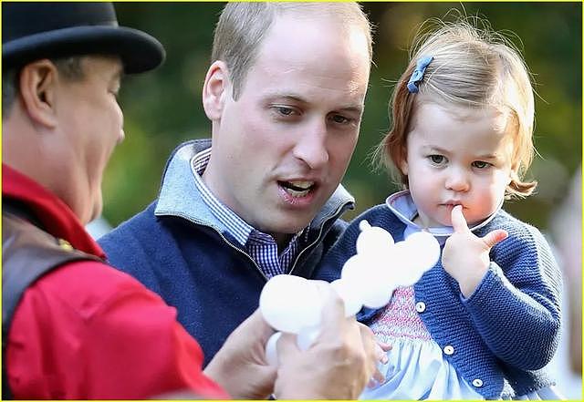 威廉王子学会给女儿扎辫子，却遭英国父亲们晒“中国辫子”打脸！