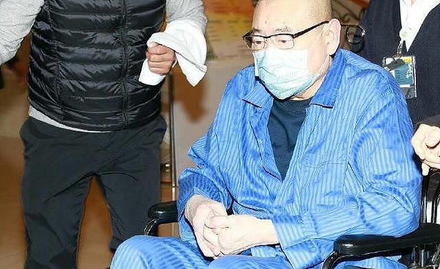刘銮雄换肾后又坐轮椅入院，“宫斗赢家”甘比陪伴左右！