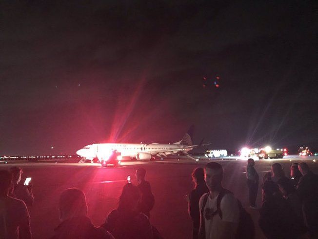 一架联航波音737-900客机因引擎问题紧急降落。 翻摄自Philip Twain Morrow推特