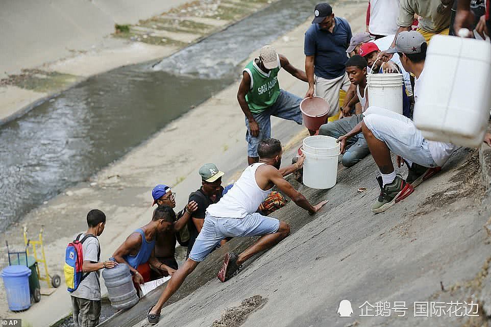 停电六天致委内瑞拉人从下水道抢水，瓜伊多继续煽动民众上街抗议（组图） - 2