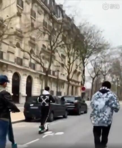 周杰伦骑滑板车游巴黎：我是不是该再写首歌呢
