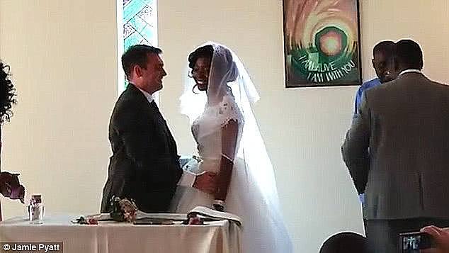 婚礼前夕女子被鳄鱼咬掉胳膊，缠着纱布如期举行婚礼（组图） - 5