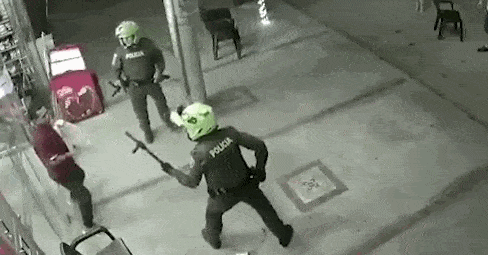 哥伦比亚歹徒在警察面前“耍花枪”，30秒就被制服（视频/组图） - 5