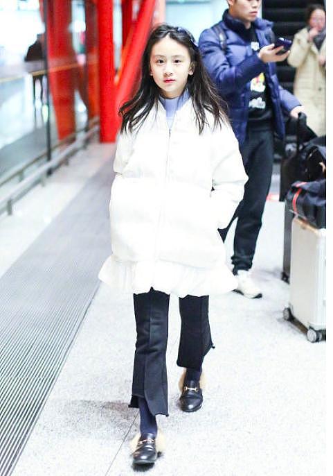 田亮携女儿现身机场，11岁森碟清秀可人，被赞“初恋脸”