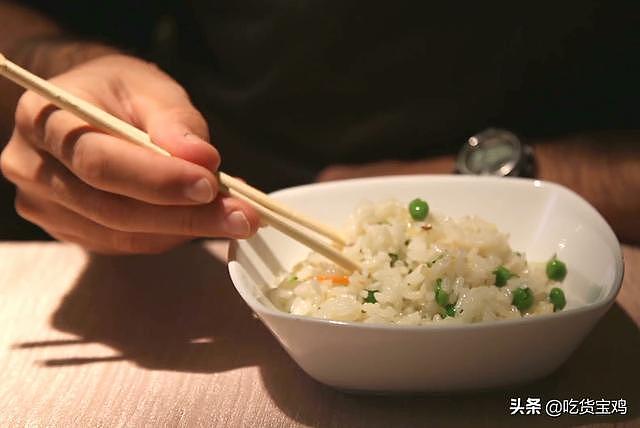 筷子不能吃披萨？一位中国人用筷子吃披萨的照片，成为老外的笑料