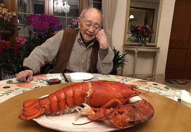 他是中国最骚画家，95岁开法拉利，独宠初恋75年：趁我没死快夸我