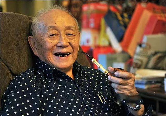 他是中国最骚画家，95岁开法拉利，独宠初恋75年：趁我没死快夸我