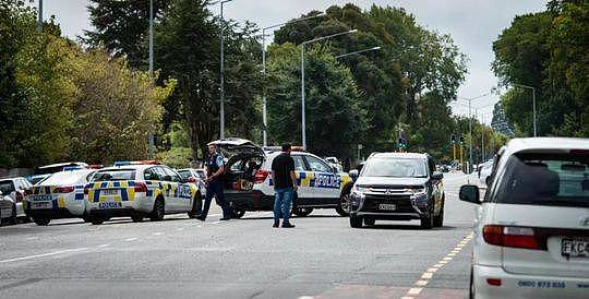 3月15日，在新西兰克赖斯特彻奇市，警察封锁道路路口。新华社发（朱其平摄）