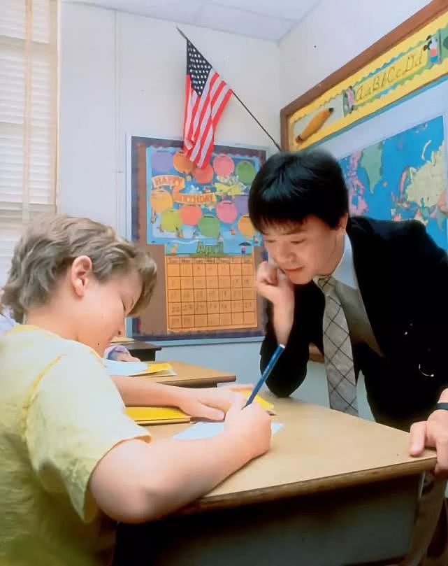 1990年5月31日，美国一家培训机构里，老师正在辅导学生数学功课（视觉中国 图）